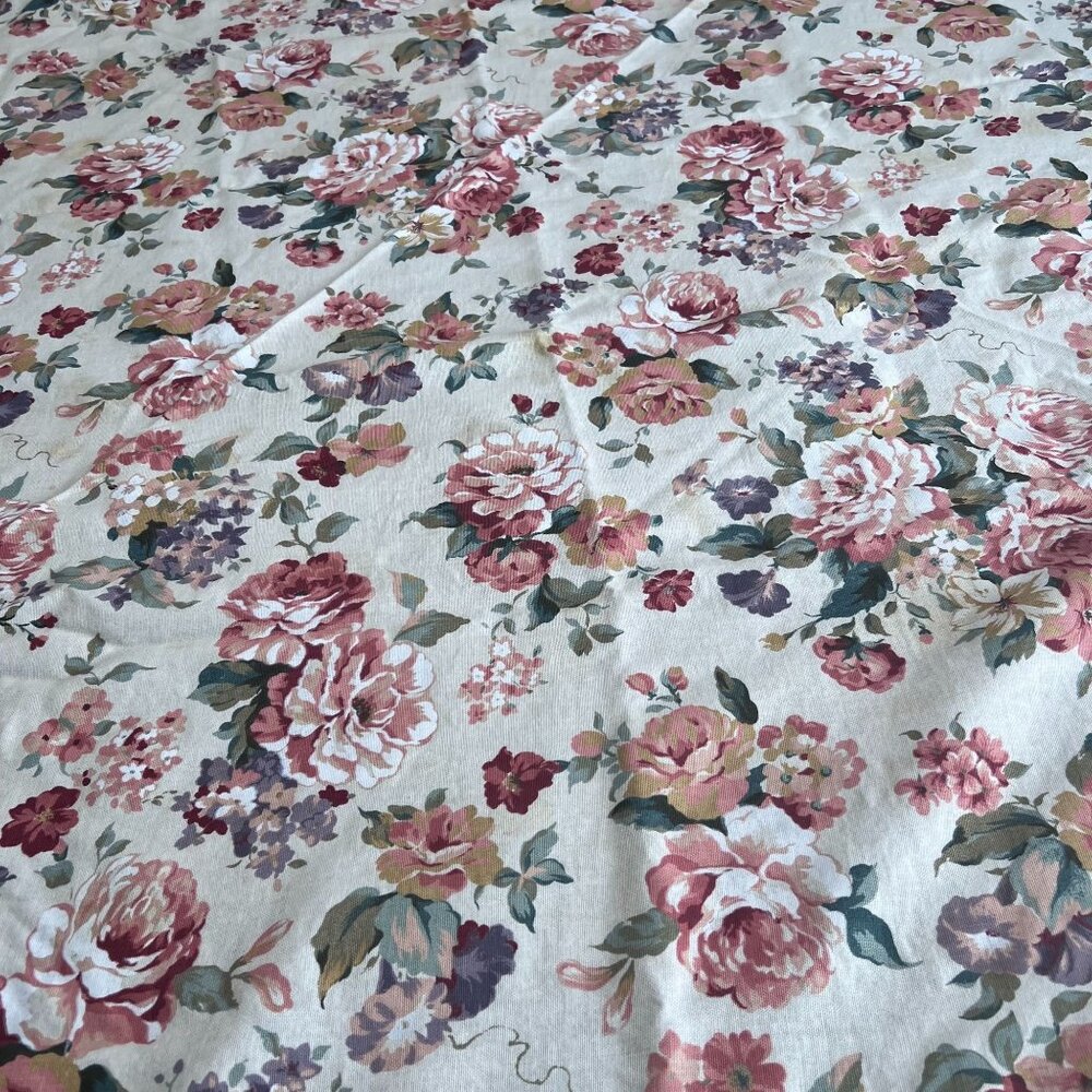 Vintage Floral Print Tablecloth‎ 68” Round Peony Rose Cottagecore Grannycore